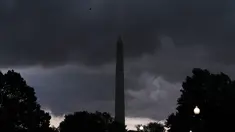 Awan badai menggelapkan langit di atas Monumen Washington, Senin, 7 Agustus 2023, di Washington. (AP Photo/Jacquelyn Martin)