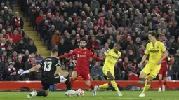 Penjaga gawang Villarreal Geronimo Rulli melakukan penyelamatan di depan pemain Liverpool Mohamed Salah saat pertandingan leg pertama semifinal Liga Champions di stadion Anfield di Liverpool, Inggris, Kamis (28/4/2022). Liverpool menang atas Villarreal 2-0. (AP Photo/Jon Super)