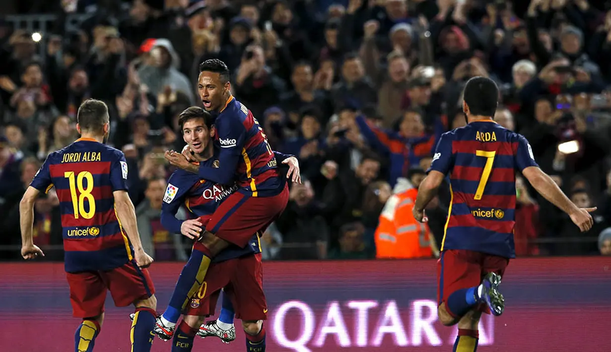 Para pemain Barcelona merayakan gol yang dicetak oleh Lionel Messi ke gawang Sevilla pada laga La Liga di Stadion Camp Nou, Spanyol, Minggu (28/2/2016). Barcelona berhasil menaklukan Sevilla 2-1. (Reuters/Albert Gea)