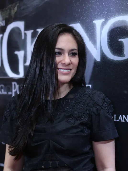 Meski penakut, Wulan memberanikan terlibat film garapan Jose Poernomo dan Rizal Mantovani. Begitu juga saat proses syuting, ia lebih banyak doa dan menggunakan kaca mata hitam lantaran banyak pemeran hantunya bermake up serem. (Nurwahyunan/Bintang.com)