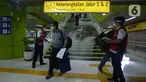 Penumpang tiba di stasiun Gambir Jakarta, Kamis (28/5/2020). Penumpang yang mudik dari Surabaya mengunakan kereta api luar biasa harus memiliki SIKM sebagai syarat yang dimiliki warga untuk keluar atau masuk ke wilayah Jakarta yang bertujuan menekan angka kasus COVID-19. (merdeka.com/Imam Buhori)
