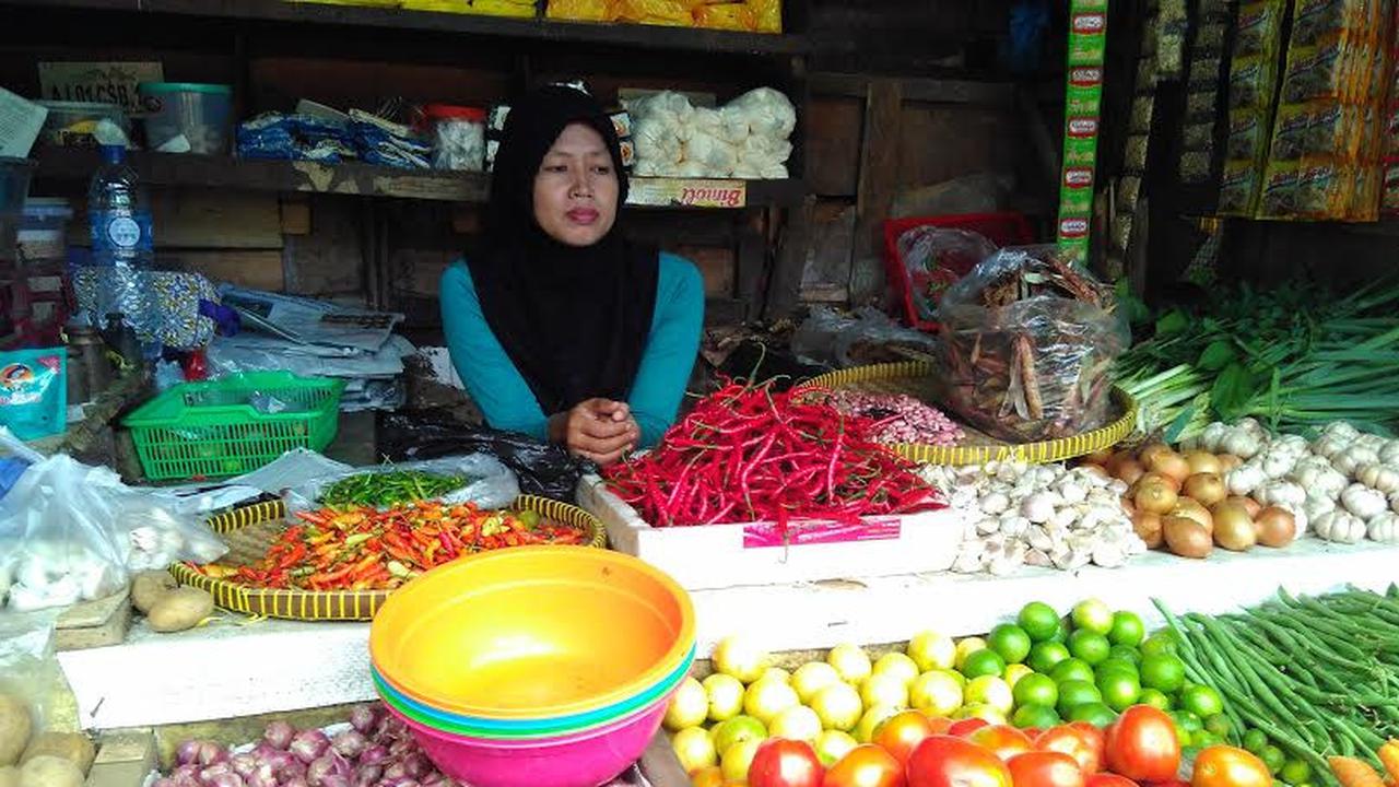 Harga sejumlah bahan pangan di Pasar Grogol Jakarta Barat terpantau turun signifikan di awal bulan ini. (Liputan6.com/Fiki Ariyanti)