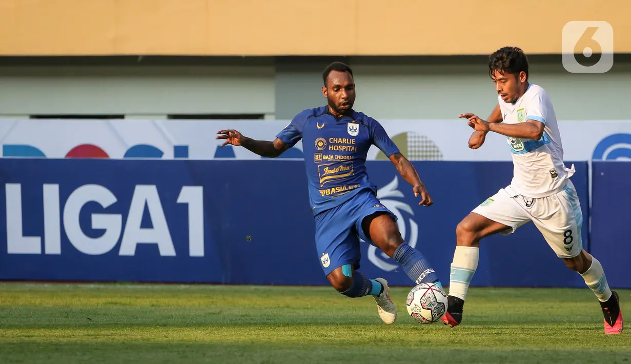 Gelandang Persela Lamongan, Syahroni berebut bola dengan Gelandang PSIS Semarang, Finky Pasamba dalam laga pekan pertama BRI Liga 1 2021/2022 di Stadion Wibawa Mukti, Bekasi, Sabtu (4/9/2021). PSIS menang dramatis 1-0 atas Persela berkat gol di menit akhir (Bola.com/Bagaskara Lazuardi)