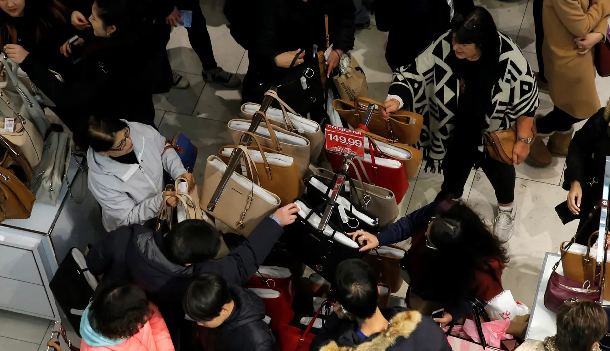 Pembeli berburu tas yang dibanderol harga cukup murah selama perayaan Black Friday di Macy Herald Square, Manhattan, New York, Kamis (24/11). Black Friday menjadi penanda dimulainya musim berbelanja bagi warga AS menjelang Natal. (REUTERS/Andrew Kelly)