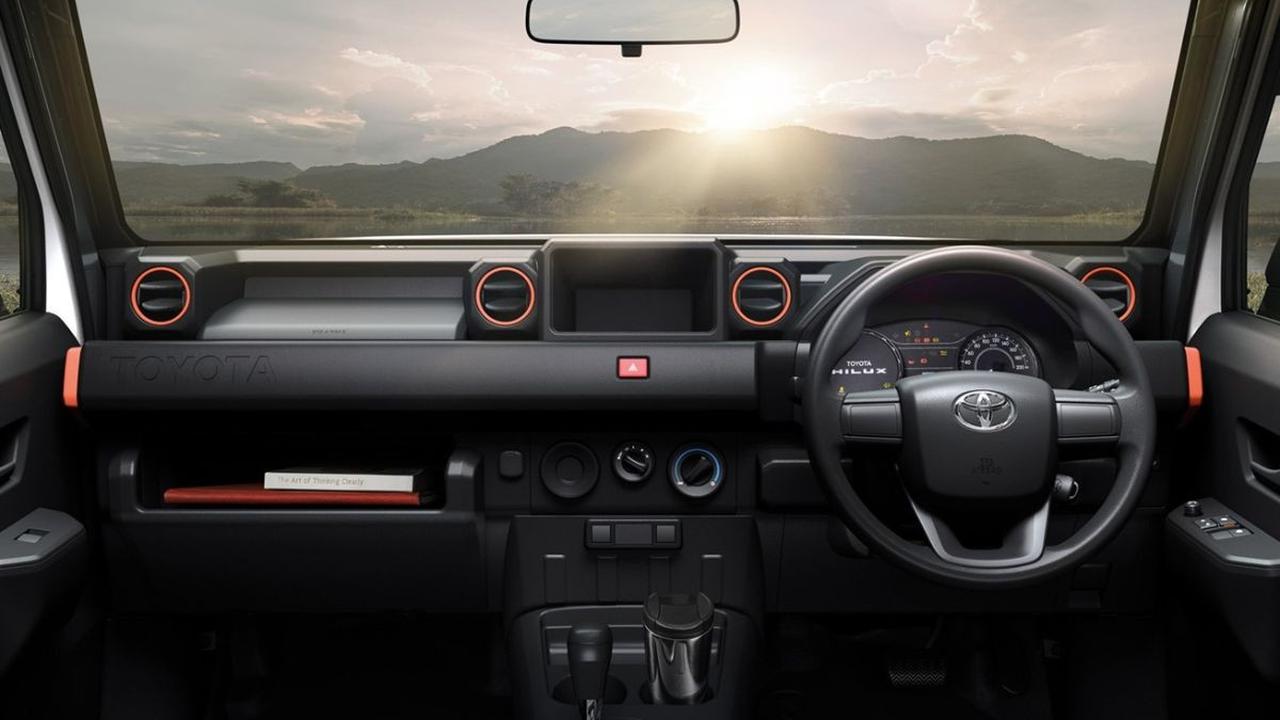 Single cabin memuat dua&nbsp; orang dengan interior sederhana. Aksen oranye di sekeliling kabin. Pikap tanpa&nbsp;infotainment, tapi tampak fitur AC, dua tempat minum, jendela otomatis, lighter, dan beberapa kompartemen barang.<br>