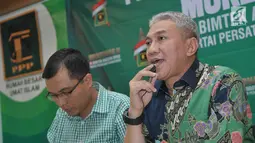 Ketua Komite Mukernas Iskandar Saihu (kanan) memberi keterangan pers jelang digelarnya Mukernas ke-2 PPP di Jakarta (16/7). Mukernas II PPP dibawah pimpinan Romahurmuziy akan digelar pada tanggal 19-22 Juli 2017. (Liputan6.com/Helmi Afandi)