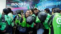 Pengemudi ojek online nampak semringah setelah mendapat helm gratis dari Alva. (ist)