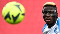 Pemain Napoli Victor Osimhen berlari mengejar bola saat melawan Monza pada pertandingan sepak bola Serie A Liga Italia di Stadion Brianteo, Monza, Italia, Minggu (14/5/2023). (GABRIEL BOUYS/AFP)