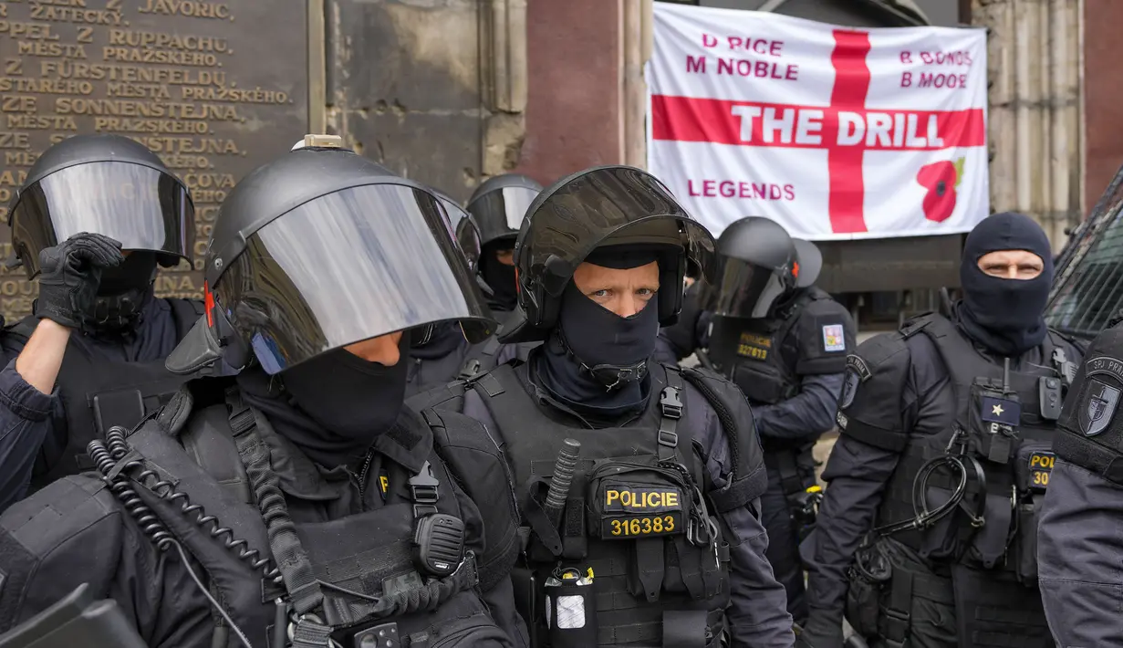 Sejumlah kepolisian setempat berjaga saat pendukung Fiorentina dan West Ham padati Old Town Square menjelang aga final UEFA Conference League 2022/2023 di Praha, Republik Ceska, Rabu (07/06/2023). (AP Photo/Darko Bandic)