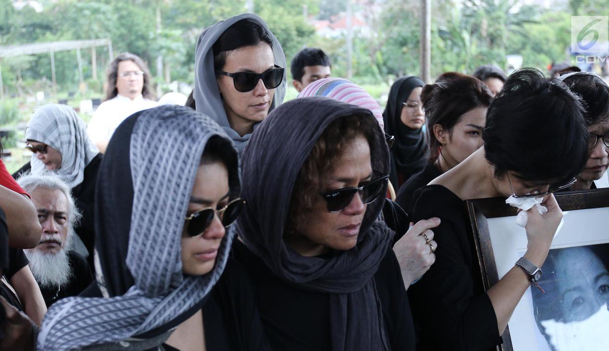 Ekspresi kesedihan Sophia Latjuba saat mengantar kepergian Nien Lesmana di TPU Tanah Kusir, Jakarta, Rabu (28/6). Ibu dari Indra Lesmana dan Mira Lesmana meninggal dunia pada usai 88 tahun. (Liputan6.com/Herman Zakharia)