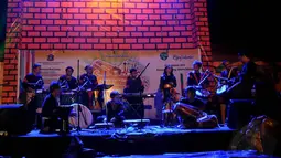 Pementasan yang diadakan di Kampung Kemang ini mengenalkan musik etnik Betawi yang dipadukan dengan musik modern (Liputan6.com/Johan Tallo) 