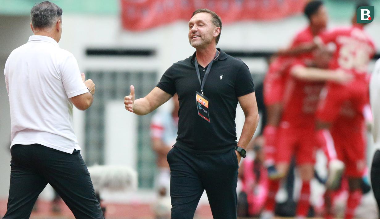 Pelatih Persija Jakarta, Thomas Doll (kanan) pada laga persahabatan antara Persija Jakarta menghadapi Rans Nusantara FC di Stadion Wibawa Mukti, Cikarang, Sabtu (16/7/2022). (Bola.com/M Iqbal Ichsan)
