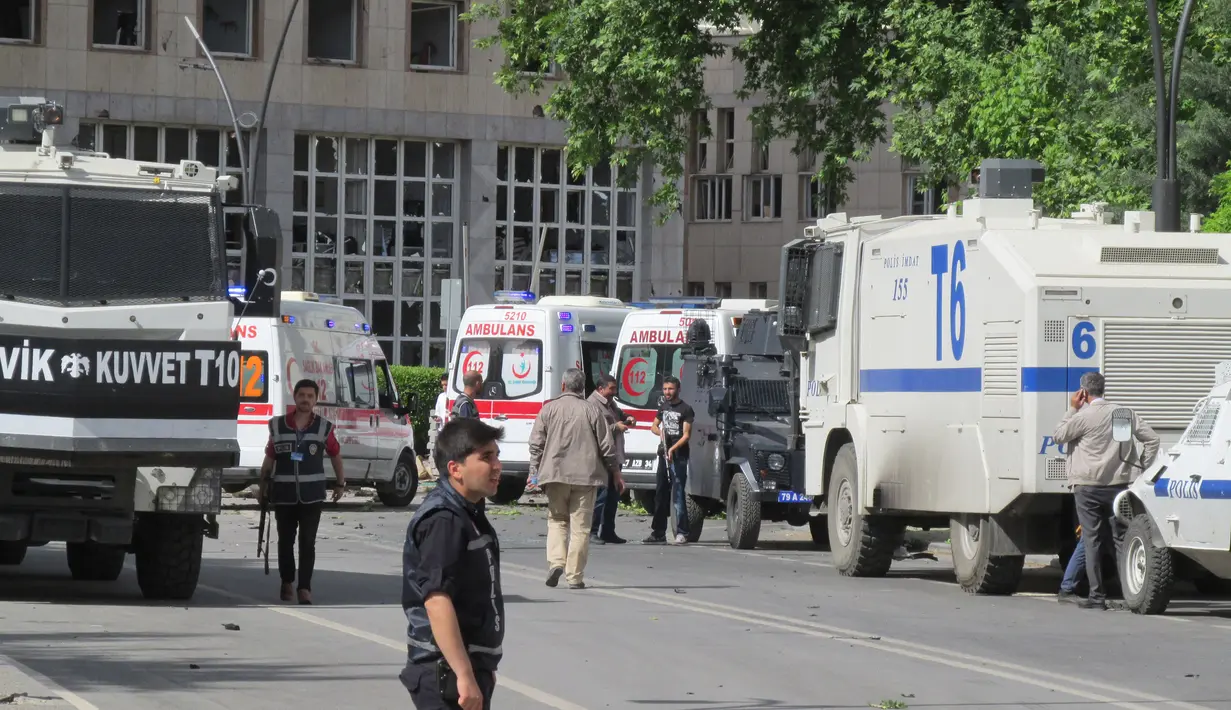 Petugas berjaga di lokasi ledakan bom yang menewaskan seorang perwira polisi di dekat kawasan perbatasan Turki dengan Suriah, Turki, Minggu (1/5). Peristiwa ledakan tersebut itu telah melukai 13 orang. (REUTERS/Murad Sezer)