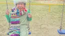Emiko (93) nenek asal Jepang menjadi model untuk pakaian yang dibuat oleh cucunya. Sang cucu, Chinami Mori seringkali membuat pakaian warna cerah dan pelangi yang ia buat dengan teknik tenun khusus yang disebut Saori. (mymodernmet.com)
