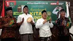 Ketum PKB Muhaimin Iskandar (dua kanan) bersama Ketua Panitia Hari Santri Jazilul Fawaid (dua kiri), Pengasuh Ponpes KH Luqman Hakim (kiri) dan Asep Usman Ismail saat launching Musabaqoh Kitab Kuning di Jakarta, Minggu (14/10). (Liputan6.com/JohanTallo)