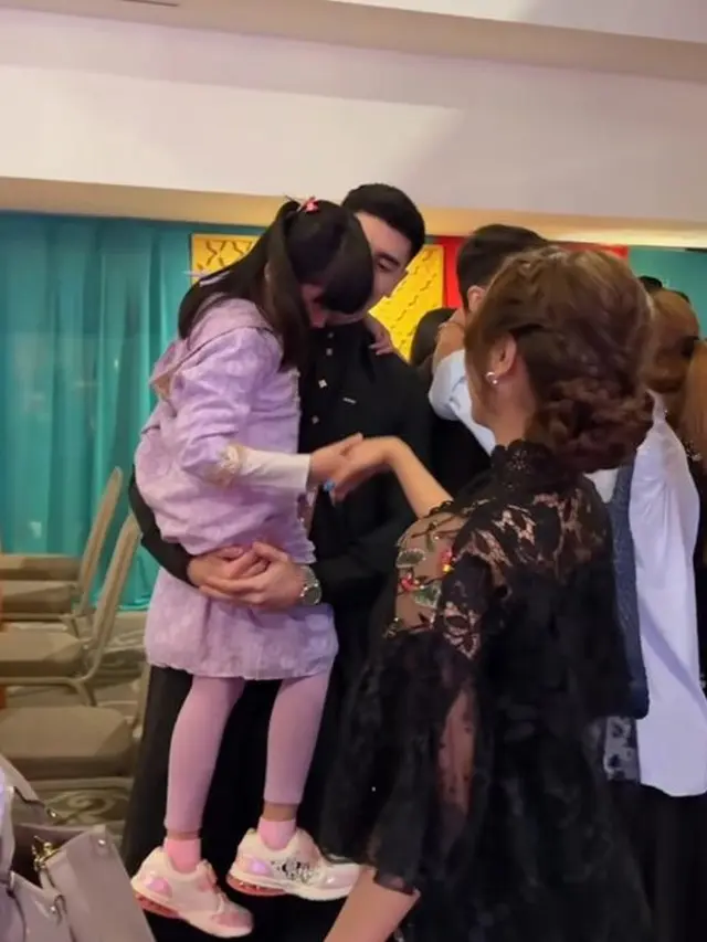 Gaya Fuji An Hadiri Buka Puasa Bersama Keluarga Verrel Bramasta, Kompak Serba Hitam!