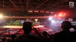 Penonton memberi hormat saat pengibaran bendera Merah Putih dalam pembukaan Asian Games 2018 di Stadion Utama Gelora Bung Karno (SUGBK), Jakarta, Sabtu (18/8). Acara pengibaran bendera berlangsung khidmat. (Liputan.com/Fery Pradolo)