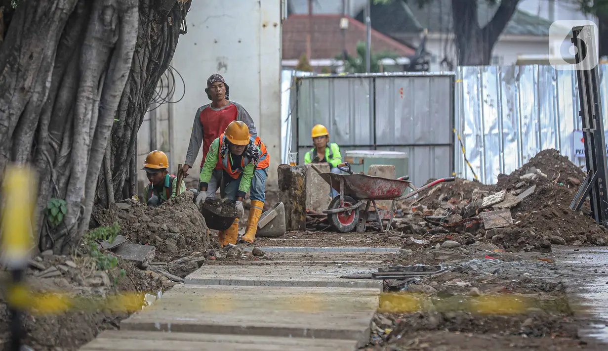 Pekerja membongkar jalur pedestrian di kawasan Kota Tua, Jakarta, Rabu (23/3/2022). Pemprov DKI Jakarta merevitalisasi pedestrian Kota Tua menjadi plaza pedestrian untuk mendukung program zona rendah emisi di destinasi wisata sejarah tersebut. (Liputan6.com/Faizal Fanani)