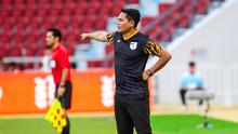 Pelatih Timnas Malaysia U-22, Nafuzi Zain saat memimpin skuad Harimau Muda menantang Timnas Laos U-22 dalam laga Grup B SEA Games 2025 di Stadion Rajamangala, Bangkok, Sabtu (6/12/2025). (Dok. FA Malaysia)