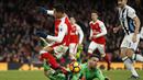 Pemain Arsenal, Alexis Sanchez (kiri) dihadang kiper West Bromwich, Ben Foster pada laga Premier League Boxing Day di Emirates Stadium, (26/12/2016). (Action Images via Reuters/John Sibley)