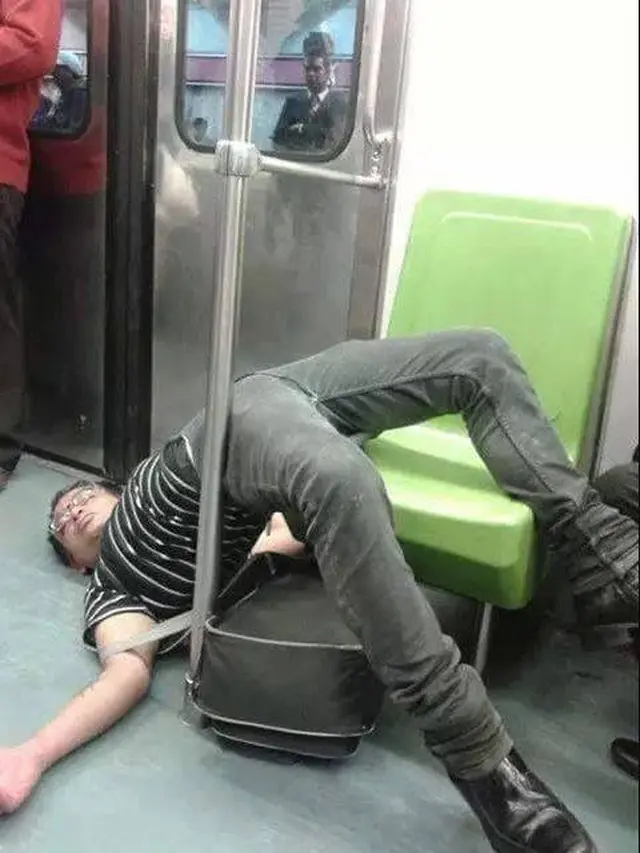 9 Kelakuan Bapak-Bapak saat Tidur di Transportasi Umum Ini Bikin Ngakak