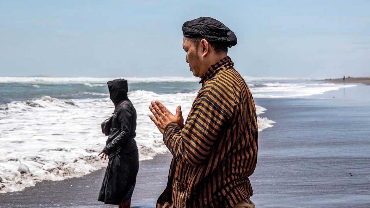 FOTO: Labuhan Parangkusumo,  Tradisi Syukur Tahunan Keraton Yogyakarta