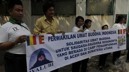 Perwakilan umat Buddha melakukan Aksi Damai di depan Kedubes Myanmar, Jakarta, Senin (25/5/2015). Mereka mengaku ikut bersimpati kepada etnik Rohingya yang terdampar di Aceh. (Liputan6.com/Johan Tallo)