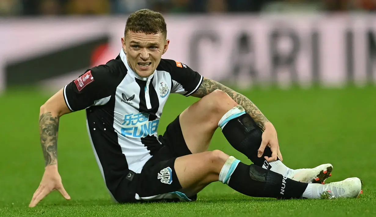 Newcastle United disingkirkan Cambridge United, klub Divisi 3 di Liga Inggris, di babak ketiga Piala FA 2021/2022, Sabtu (8/1/2022). Kekalahan tersebut juga mewarnai debut pahit Kieran Trippier yang baru didatangkan The Magpies dari klub Spanyol, Atletico Madrid. (AFP/Paul Ellis)