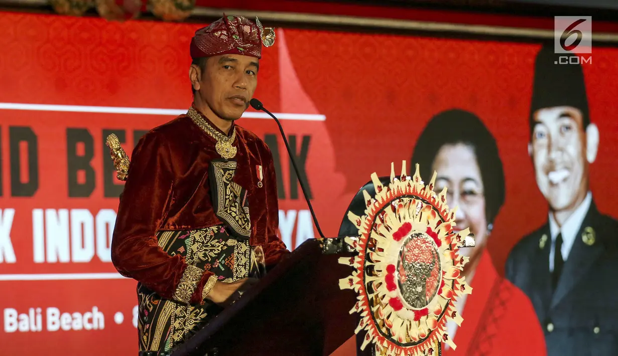 Presiden Joko Widodo mengenakan baju adat Bali memberikan sambutan saat menghadiri Kongres V PDIP di Grand Inna Beach, Sanur, Bali, Kamis (8/8/2019). Sejumlah isu, sikap politik, serta program partai ke depan juga akan dibahas dalam kongres PDIP ini.  (Liputan6.com/Johan Tallo)