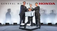 General Motors Executive Vice President Global Product Development Mark Reuss (Kanan), Michigan Lt. Governor Brian Calley (Tengah) dan Honda CEO North American Region and President Honda North America Toshiaki Mikoshiba berpose bersama.