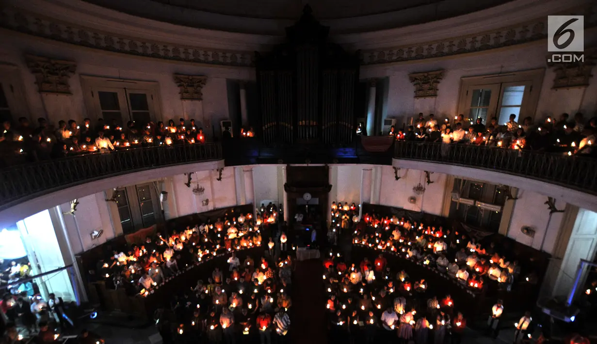 Lilin menghiasi ruangan ketika jemaat memanjatkan doa pada Misa Malam Natal di Gereja Immanuel, Jakarta, Senin (24/12). Misa Natal tahun ini mengangkat tema Membangun Spiritualitas Damai yang Menciptakan Perdamaian. (Merdeka.com/Iqbal S. Nugroho)