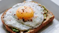 Konsumsi makanan bergizi terutama saat sarapan untuk memulai hari. (Foto: Unsplash/Ben Kolde)