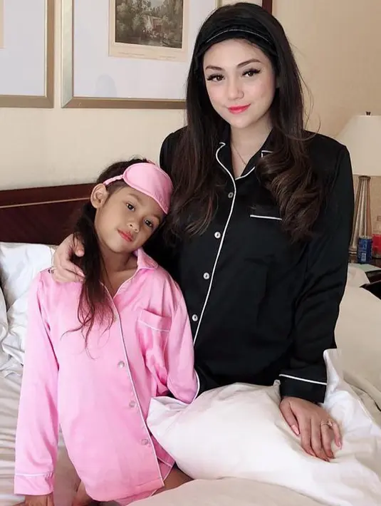 Celine Evangelista diketahui juga mengadopsi seorang anak perempuan cantik dan manis yang diberi nama Jemima Guri. (Liputan6.com/IG/@celine_evangelista)