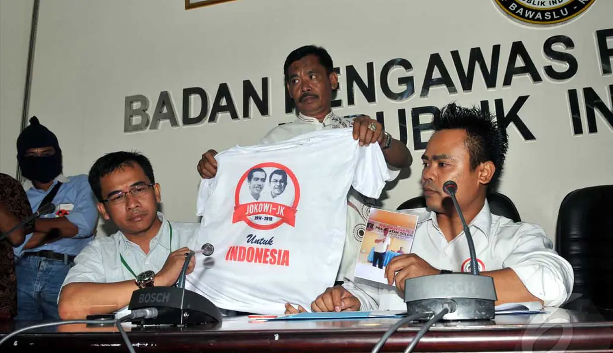 Habiburokhman membawa bukti foto kegiatan, rekaman audio yang berhasil kami rekam, undangan silaturahmi, Kaos, pin, dan stiker capres nomor 2, Rabu (11/06/2014) (Liputan6.com/Johan Tallo) 