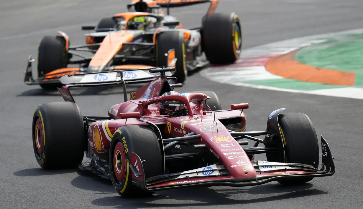 Pembalap Ferrari, Charles Leclerc berkompetisi dengan pembalap pembalap McLaren, Oscar Piastri saat Formula 1 GP Italia 2024 yang berlangsung di Sirkuit Monza, Italia, Minggu (01/09/2024). (AP Photo/Luca Bruno)