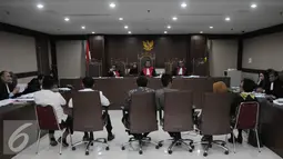 Sejumlah saksi dihadirkan saat sidang kasus dugaan suap dengan terdakwa Dessy Ariyanti Edwin dan Julia Prasetyarini di Pengadilan Tipikor, Jakarta, Kamis (21/7). (Liputa6.com/Helmi Afandi)