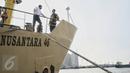 Gubernur DKI Jakarta, Basuki Tjahja Purnama dan Menteri Perhubungan, Ignasius Jonan berbincang diatas Kapal Sabuk Nusantara 46 di Pelabuhan Sunda Kelapa, Jakarta Utara, Kamis (28/1). (Liputan6.com/Faizal Fanani)