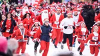 Orang-orang berpakaian seperti Sinterklas mengambil bagian dalam Santa Claus Run di Pristina, Kosovo, Minggu (16/12). Ratusan pelari berpartisipasi dalam lomba lari amal untuk menggalang dana bagi keluarga yang membutuhkan di Kosovo. (Armend NIMANI/AFP)