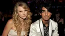 Nggak lama setelah Taylor Swift dan Joe Jonas putus, TayTay pun menyindir mantannya di Ellen DeGeneres. Taylor menyindir Joe yang minta putus lewat telpon berdurasi 25 detik saat ia berusia 18 tahun. (GettyImages/Cosmopolitan)