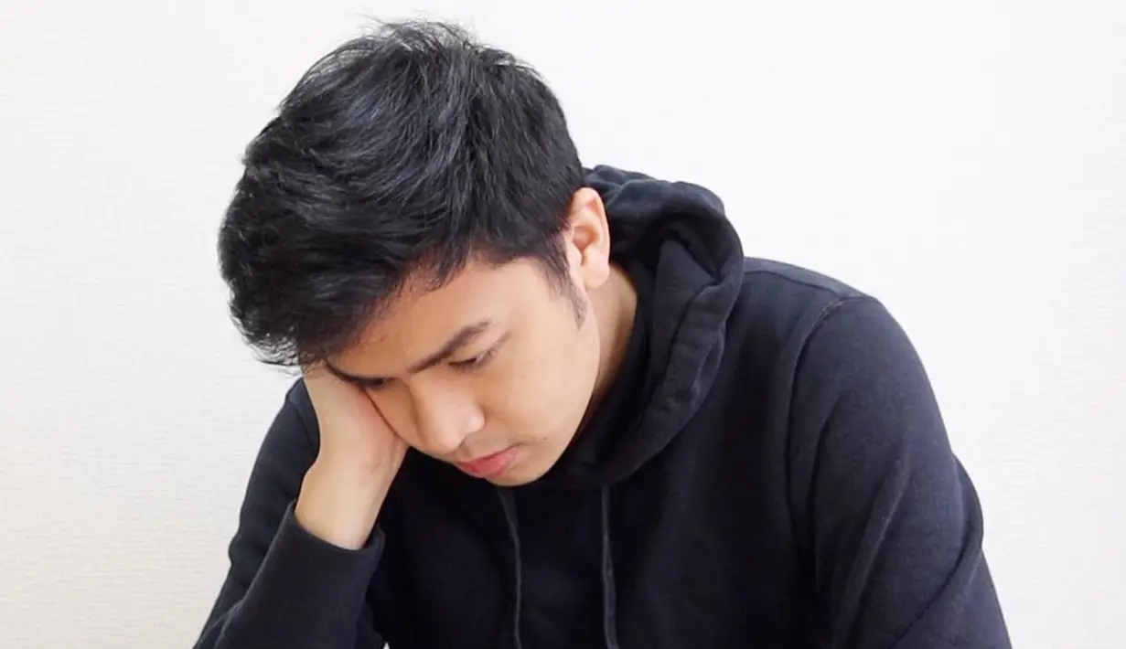 Jerome Polin kerap tampil kasual dengan pakaian hitam. Salah satunya adalah dengan hoodie hitamnya. Gaya ini membuatnya nampak santai dan sederhana.  (Liputan6.com/IG/@jeromepolin).