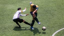 Pemain tim Golden Boutique (kanan) berusaha mencetak gol dibayangi tim Artotel pada turnamen Asatu Hoteliers Cup 2023 yang berlangsung di Asatu Area, Menteng, Jakarta, Minggu (29/10/2023). (Bola.com/Bagaskara Lazuardi)