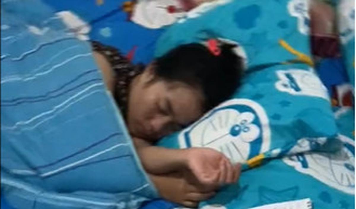 Spontanitas yang dilakukan oleh istrinya itu justru menjadi sorotan dari warganet hingga banyak yang dibuat iri karena tingkah pasutri itu.<br>
