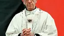 Bergoglio kemudian masuk seminari atau sekolah untuk menjadi pastor di Seminari Diosesan Villa Devoto. Tampak dalam foto tak bertanggal menunjukkan Jorge Bergoglio, Uskup Agung Buenos Aires, Argentina. Bergoglio diangkat sebagai Kardinal oleh Paus Yohanes Paulus II. Ia menjadi salah satu dari sepuluh Kardinal baru yang diangkat di Amerika Latin. (TELAM/AFP)