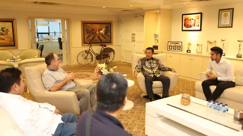 Menpora Imam Nahrawi saat menerima kunjungan Ketua Federasi Jet Ski Dunia Mr. Scott bersama Ketua Indonesia Jetsport Boarding Association (IJBA) yang sekaligus Ketua Federasi Jet Ski Asia Syaiful Ihsan (Kemenpora)