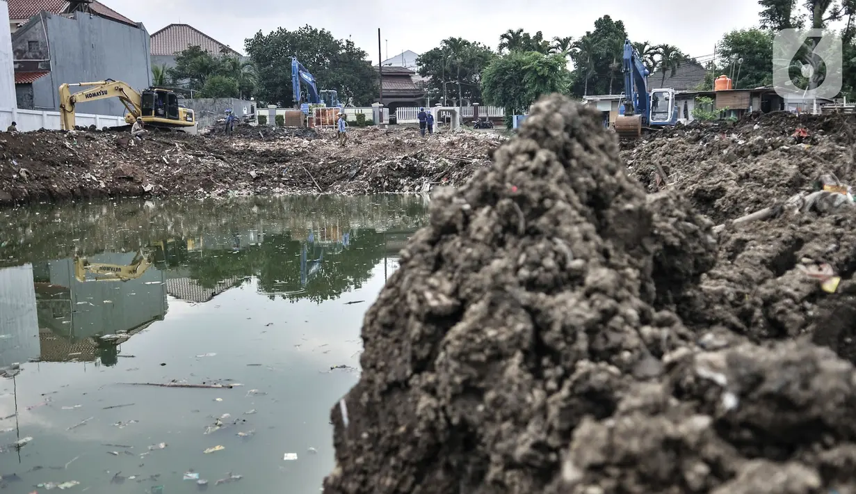 Petugas dari Dinas Sumber Daya Air dengan alat berat menyelesaikan pembuatan Waduk Pilar Jati atau Wirajasa di Cipinang Melayu, Jakarta Timur, Selasa (22/9/2020). Waduk tersebut dibuat di atas lahan Pemprov DKI seluas 7.128 meter persegi dengan kedalaman 9 meter tersebut. (merdeka.com/Iqbal Nugroho)