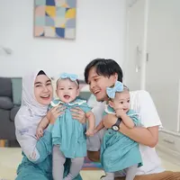 Lucu dan menggemaskan banyak warganet. Berikut dua anak kembar Anisa Rahma dan Anandito Dwi Sepdiawan yang kini usianya genap delapan bulan. Mantan anggota Cherrybelle itu kerap membagikan potret putri kembarnya, Alma dan Alsha. [Instagram/@anisarahma_12]