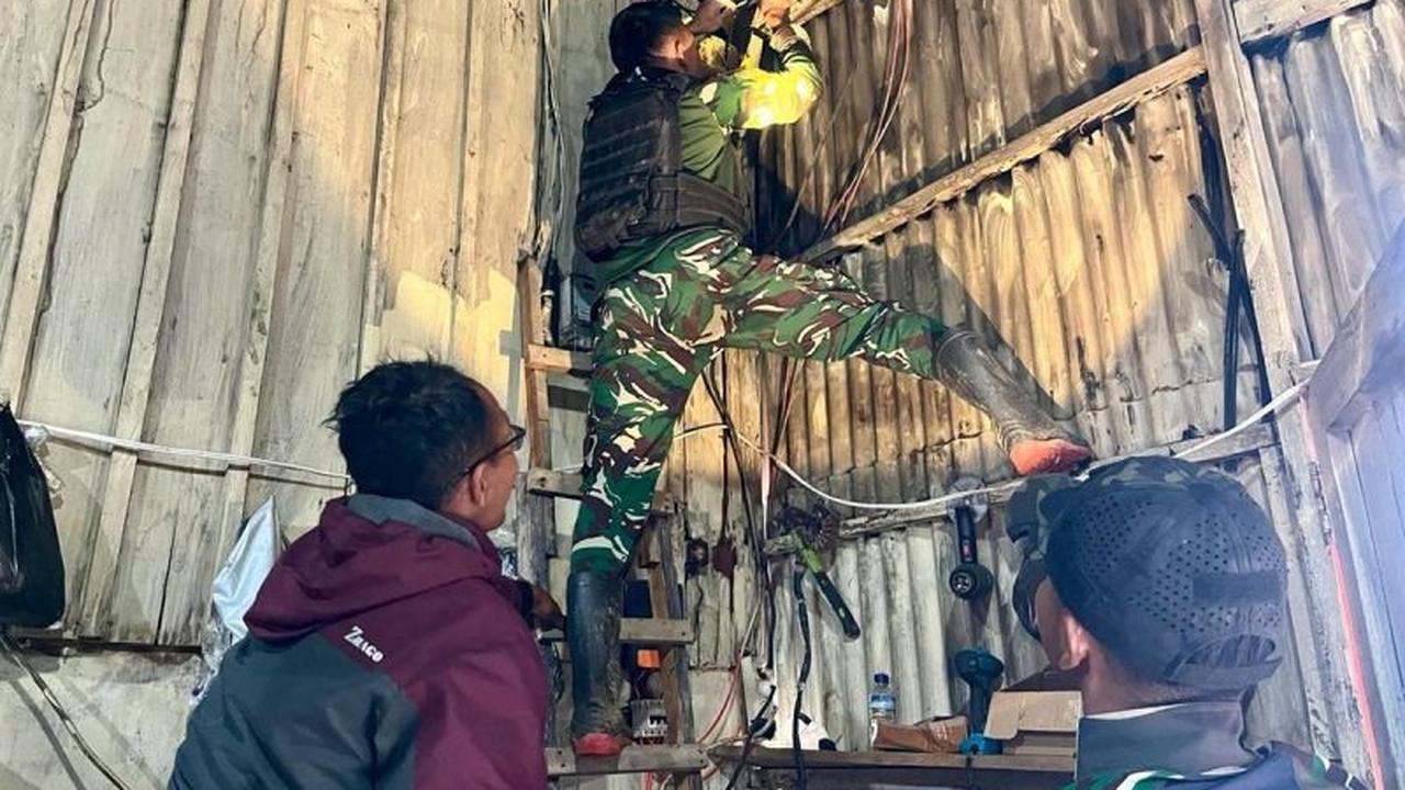 Satgas Yonif 511/DY Perbaiki Instalasi Listrik Warga Lanny Jaya, Wujud Bakti Sosial TNI