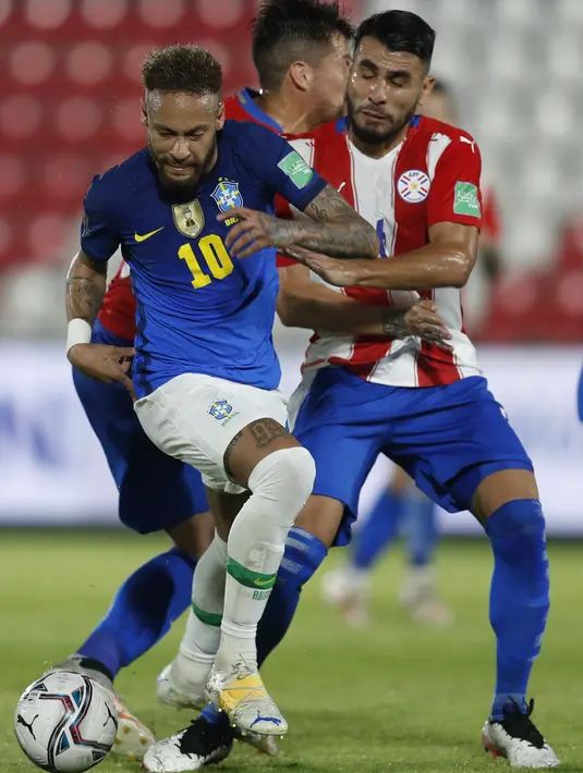 Penyerang timnas Brasil, Neymar bersaing dengan pemain Paraguay, Gaston Gimenez dan Junior Alonso pada lanjutan Kualifikasi Piala Dunia 2022 zona Amerika Selatan di stadion Defensores del Chaco, Kamis (9/6/2021) pagi WIB. Brasil meraih kemenangan dengan skor 2-0. (AP Photo/Jorge Saenz)