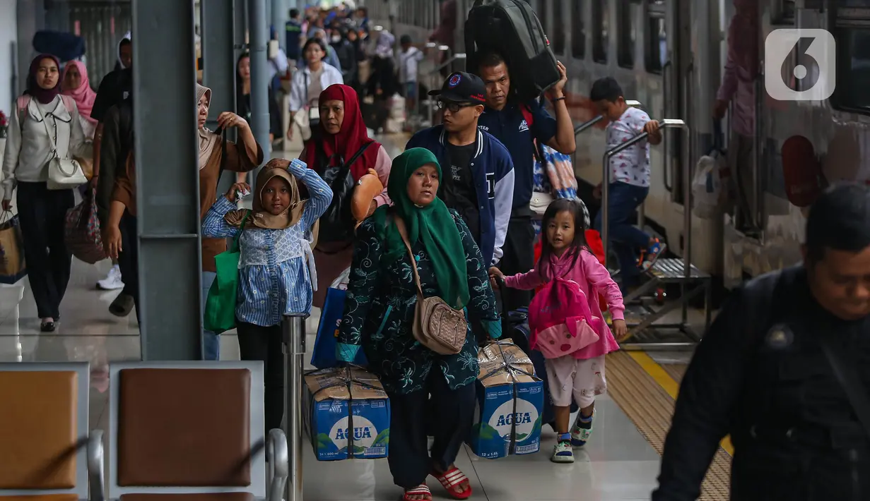 Pengguna Kereta Api Jarak Jauh (KAJJ) Serayu tiba di Stasiun Pasar Senen Jakarta, Sabtu (4/1/2025). (Liputan6.com/Angga Yuniar)