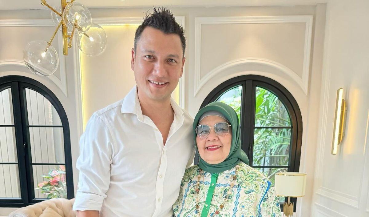Postingan Titi Kamal langsung banjir ucapan selamat ulang tahun untuk Christian Sugiono. Termasuk dari sejumlah rekan seleb Tanah Air.<br>